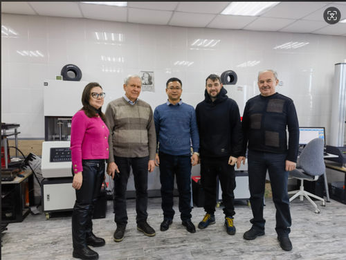 Últimas soluciones de la empresa sobre Visita a nuestros viejos clientes y discute la inversión de nuevos equipos de producción