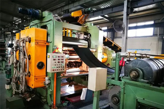 Buen precio Calentamiento eléctrico máquina de calendario de 3 rollos velocidad 0-20m/min y presión máxima 10MPa en línea