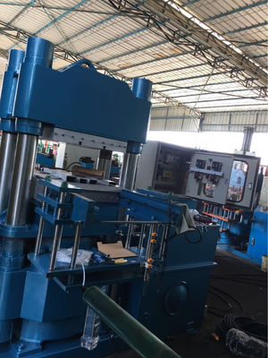 Buen precio 1200 mm × 600 mm placa caliente máquina de prensa de vulcanización de caucho semiautomática se utiliza para producir productos de caucho en línea