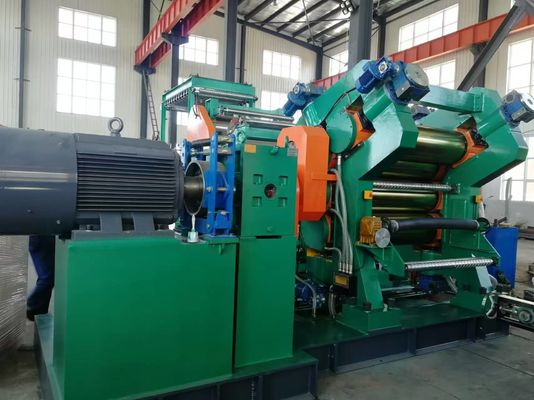 Buen precio Control avanzado de PLC eléctrico 4 Roll Calender Machine para rodar la banda de rodamiento de neumáticos de motocicletas en línea