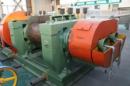 Buen precio Triturador de goma de 110kw para el reciclaje de neumáticos de desecho Producción de polvo de goma con control PLC en línea