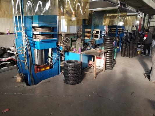 Buen precio Máquina de prensa de vulcanización de neumáticos agrícolas de goma sólida calentada con vapor con 200 toneladas de presión y tiempo de vulcanización de 0-999s en línea